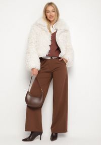 Born2be - Biała Krótka Kurtka Futerko z Wysokim Kołnierzem i Długim Włosiem Lanalia. Okazja: na spacer, na co dzień. Kolor: biały. Materiał: futro. Długość: krótkie. Styl: casual #3