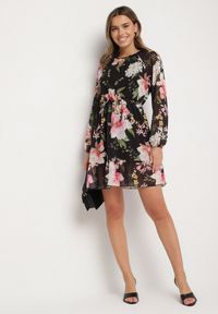 Born2be - Czarna Sukienka o Rozkloszowanym Kroju w Kwiaty Zeramera. Okazja: na co dzień. Kolor: czarny. Materiał: wiskoza. Długość rękawa: długi rękaw. Wzór: kwiaty. Typ sukienki: rozkloszowane. Styl: casual #2