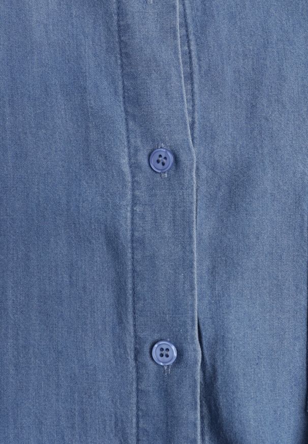 Born2be - Niebieska Koszula Jeansowa z Bawełną Ozdobiona Kieszonką Koreti. Okazja: na co dzień. Kolor: niebieski. Materiał: bawełna, jeans. Wzór: aplikacja. Styl: casual, elegancki, klasyczny