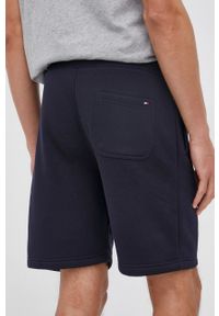 TOMMY HILFIGER - Tommy Hilfiger Szorty męskie kolor granatowy. Okazja: na co dzień. Kolor: niebieski. Materiał: dzianina. Wzór: gładki. Styl: casual #3