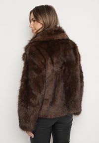 Born2be - Brązowa Kurtka Futerko z Ozdobnym Kołnierzem Talliea. Okazja: na co dzień. Kolor: brązowy. Materiał: futro. Styl: casual, klasyczny, elegancki, wizytowy #6