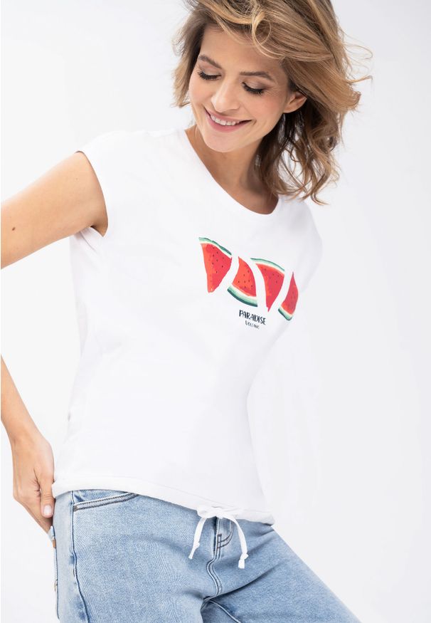 Volcano - Damska koszulka z rękawem kimono T-MELLA. Okazja: na co dzień. Kolor: biały. Materiał: włókno, bawełna. Długość rękawa: krótki rękaw. Długość: krótkie. Wzór: napisy, nadruk, kolorowy. Sezon: lato, wiosna. Styl: klasyczny, casual