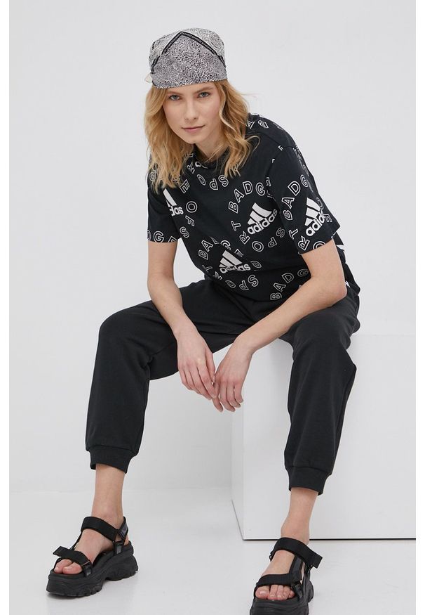 Adidas - adidas spodnie bawełniane damskie kolor czarny z nadrukiem. Stan: podwyższony. Kolor: czarny. Materiał: bawełna. Wzór: nadruk