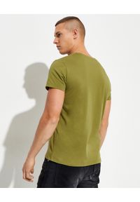 Balmain - BALMAIN - Koszulka khaki z nadrukiem logo. Kolor: zielony. Materiał: bawełna. Wzór: nadruk. Styl: klasyczny #5