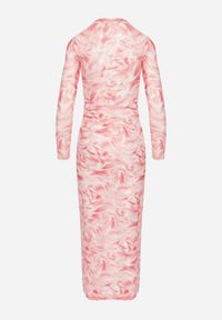 Born2be - Fuksjowa Dopasowana Sukienka z Siateczki z Wiskozą w Abstrakcyjny Wzór Sarilene. Okazja: na co dzień. Kolor: różowy. Materiał: wiskoza. Długość rękawa: długi rękaw. Typ sukienki: dopasowane. Styl: elegancki, casual, klasyczny #7