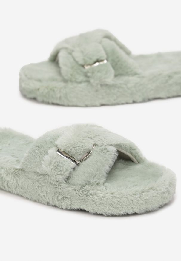 Born2be - Zielone Kapcie Futrzane ze Sprzączką Atalik. Zapięcie: sprzączka. Kolor: zielony. Materiał: futro. Obcas: na płaskiej podeszwie