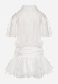 Born2be - Biała Koszulowa Sukienka z Krótkim Rękawem i Falbankami Miradira. Okazja: na co dzień. Typ kołnierza: kołnierz z falbankami. Kolor: biały. Długość rękawa: krótki rękaw. Wzór: aplikacja. Typ sukienki: koszulowe. Styl: klasyczny, casual, elegancki #5