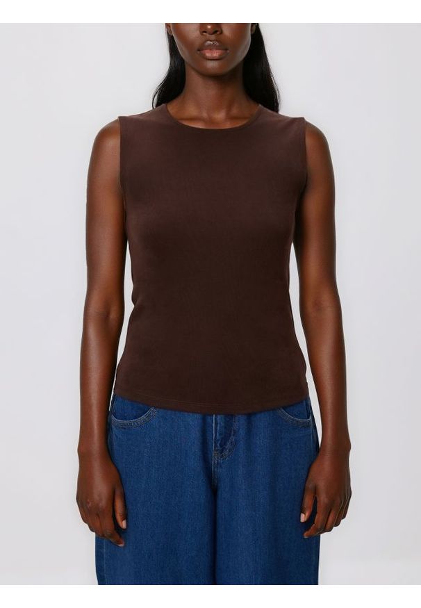 Reserved - Top z wiskozą - ciemnobrązowy. Kolor: brązowy. Materiał: wiskoza