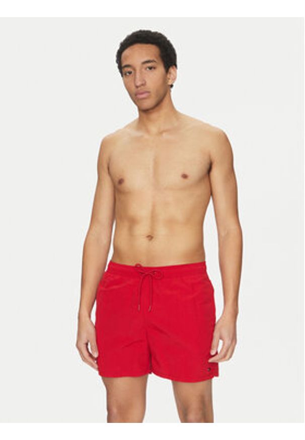TOMMY HILFIGER - Tommy Hilfiger Szorty kąpielowe UM0UM03477 Czerwony Regular Fit. Kolor: czerwony. Materiał: syntetyk