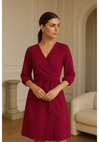 Sukienki.shop - Sukienka elegancka kopertowa z bufiastymi rękawami śliwka. Okazja: do pracy. Kolor: czarny. Typ sukienki: kopertowe. Styl: elegancki