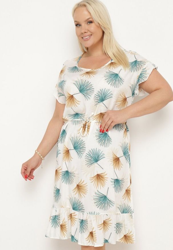 Born2be - Biało-Niebieska Bawełniana Sukienka z Florystycznym Motywem i Wiązaniem w Talii Rissani. Okazja: na randkę. Kolor: biały. Materiał: bawełna. Sezon: lato