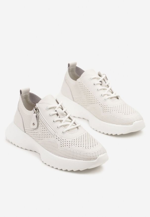 Renee - Białe Sneakersy Skórzane Ozdobione Suwakiem Ivelami. Okazja: na co dzień. Kolor: biały. Materiał: skóra. Wzór: aplikacja. Obcas: na płaskiej podeszwie