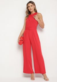 Born2be - Czerwony Taliowany Kombinezon Ozdobiony Paskiem Dollivia. Okazja: na co dzień. Kolor: czerwony. Wzór: aplikacja. Styl: casual, elegancki #3