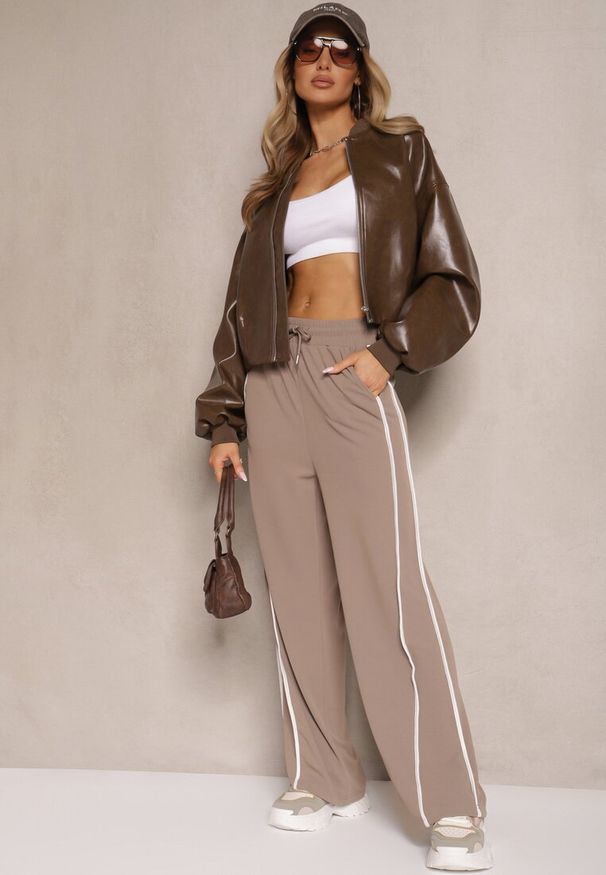 Renee - Brązowe Szerokie Spodnie Dresowe High Waist Zdobione Lampasami Sopaline. Okazja: na spacer. Stan: podwyższony. Kolor: brązowy. Materiał: dresówka. Wzór: aplikacja. Styl: sportowy, elegancki