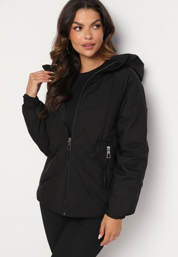 Born2be - Czarna Pikowana Kurtka z Kapturem Rękawy Zakończone Gumką Liliaz. Okazja: na spacer, na co dzień, na spotkanie biznesowe, do pracy. Typ kołnierza: kaptur. Kolor: czarny. Materiał: jeans. Styl: casual, elegancki, biznesowy