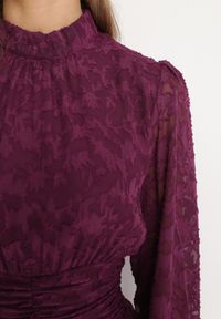 Born2be - Fioletowa Taliowana Sukienka Mini Koronkowa z Falbankami Ciluna. Okazja: na co dzień. Typ kołnierza: kołnierz z falbankami. Kolor: fioletowy. Materiał: koronka. Wzór: aplikacja. Styl: klasyczny, casual, elegancki. Długość: mini #6