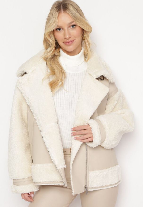 Born2be - Jasnobeżowa Kurtka Ramoneska z Kożuszkiem Zirara. Okazja: na co dzień. Kolor: beżowy. Materiał: futro, jeans. Wzór: aplikacja. Styl: casual, elegancki