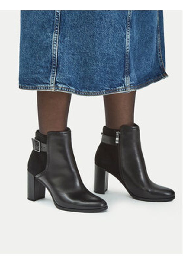 Clarks Botki Freva 85 Buckle 26174749 Czarny. Kolor: czarny. Materiał: skóra