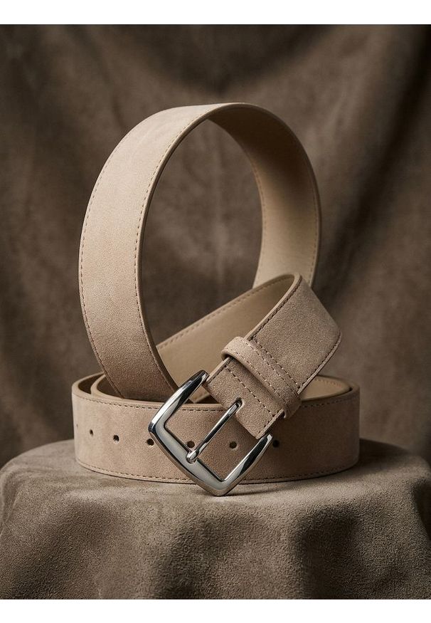 Sinsay - Pasek z imitacji zamszu ze srebrną klamrą - beżowy. Kolor: beżowy. Materiał: zamsz