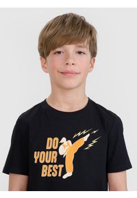 4f - 4F T-shirt regular z nadrukiem chłopięcy - czarny 140 (9-10 lat). Okazja: na co dzień. Kolor: czarny. Materiał: dzianina, bawełna, jersey. Długość rękawa: krótki rękaw. Długość: krótkie. Wzór: nadruk. Sezon: lato. Styl: klasyczny, sportowy, casual