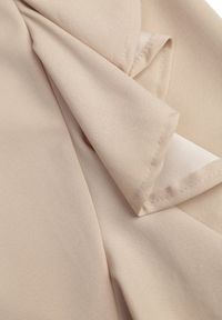 Renee - Ciemnobeżowa Kopertowa Sukienka z Trójkątnym Dekoltem i Falbankami Holana. Okazja: na randkę. Typ kołnierza: kołnierz z falbankami. Kolor: beżowy. Typ sukienki: kopertowe. Styl: elegancki #2