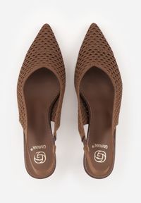 Renee - Brązowe Szpilki Slingback z Ażurowymi Zdobieniami na Cholewce Tespeila. Kolor: brązowy. Materiał: wiskoza. Szerokość cholewki: normalna. Wzór: aplikacja, ażurowy. Sezon: lato. Obcas: na szpilce. Styl: elegancki, klasyczny #9