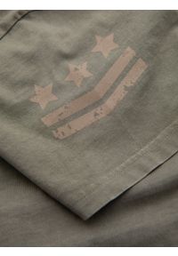 Ombre Clothing - Bawełniana męska koszulka z nadrukiem w militarnym stylu – jasnooliwkowa V2. Okazja: na co dzień. Kolor: oliwkowy. Materiał: bawełna. Wzór: moro, nadruk. Styl: militarny