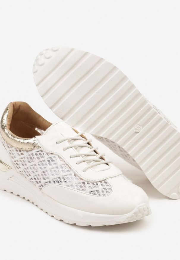 Renee - Białe Sneakersy z Ażurowym Zdobieniem i Metalicznymi Wstawkami Sesovienna. Okazja: na co dzień. Kolor: biały. Materiał: jeans. Wzór: aplikacja, ażurowy
