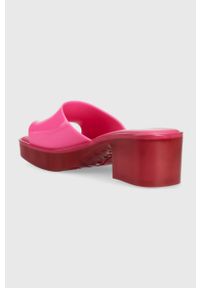 melissa - Melissa klapki MELISSA SHAPE AD damskie kolor różowy na słupku M.32955.AG076. Kolor: różowy. Materiał: materiał, guma, kauczuk. Wzór: gładki. Obcas: na słupku. Wysokość obcasa: średni #3
