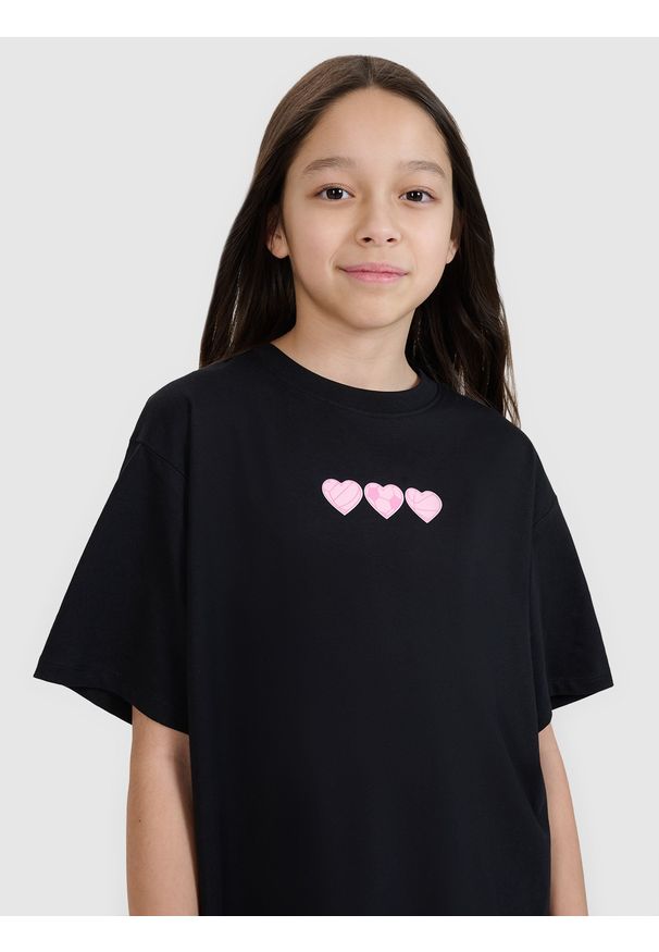 4f - 4F T-shirt oversize z nadrukiem dziewczęcy - czarny 146 (10-11 lat). Okazja: na co dzień. Kolor: czarny. Materiał: bawełna, materiał, jersey. Długość rękawa: krótki rękaw. Długość: krótkie. Wzór: nadruk. Sezon: lato. Styl: klasyczny, casual, sportowy, elegancki