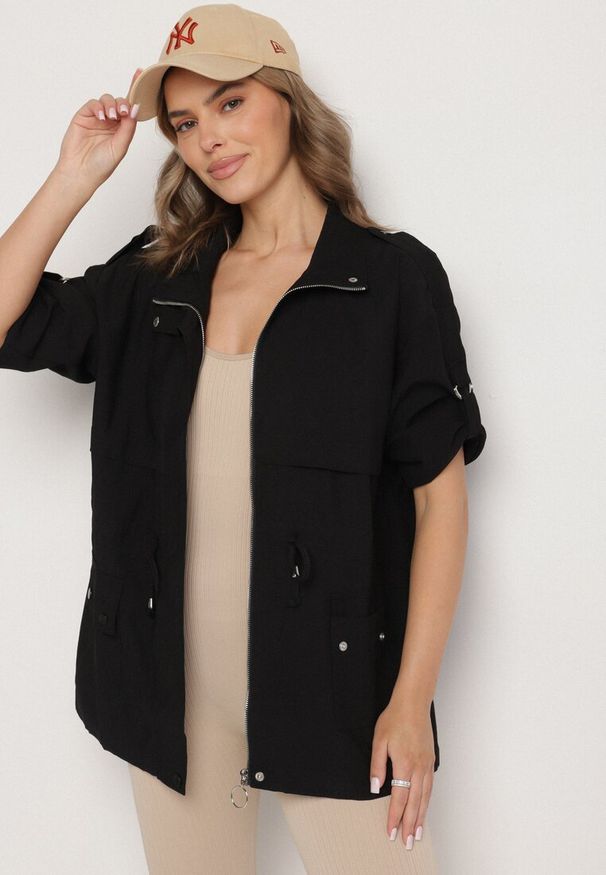 Born2be - Czarna Kurtka Parka z Bawełną Ściągana w Pasie Troczkiem Zapinana na Napy Velethra. Okazja: na co dzień. Kolor: czarny. Materiał: bawełna. Styl: casual