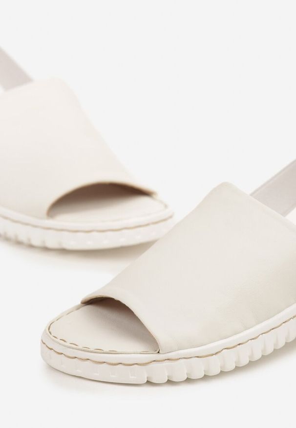 Born2be - Białe Sandały Vices z Ekoskóry z Elastycznym Paskiem Folalise. Okazja: na co dzień, na spacer, na imprezę. Zapięcie: pasek. Kolor: biały. Styl: klasyczny, casual