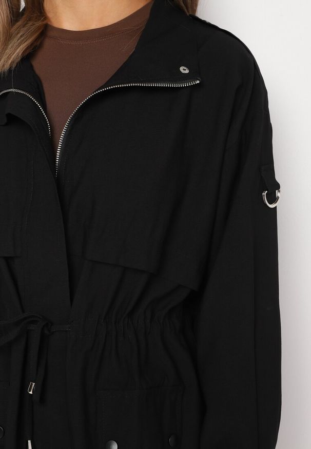 Born2be - Czarna Kurtka Parka z Kapturem Ściągana Troczkami z Regulowanymi Rękawami Terilles. Okazja: na co dzień. Typ kołnierza: kaptur. Kolor: czarny. Materiał: jeans. Styl: casual, elegancki