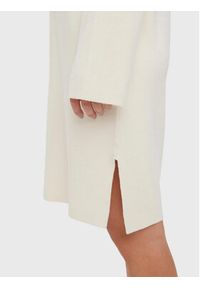 Vero Moda Sukienka dzianinowa Gold 10271183 Écru Loose Fit. Materiał: wiskoza