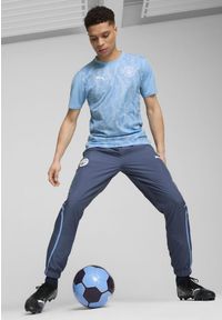 Puma - Męska koszulka przedmeczowa z krótkim rękawem Manchester City PUMA. Kolor: biały, wielokolorowy, niebieski. Długość rękawa: krótki rękaw. Długość: krótkie
