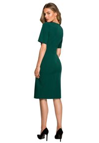 Stylove - Elegancka sukienka ołówkowa z dołem na zakładkę klasyczna zielona. Okazja: na spotkanie biznesowe, do pracy. Kolor: zielony. Typ sukienki: ołówkowe. Styl: klasyczny, elegancki