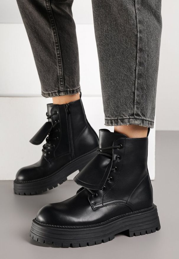 Renee - Czarne Casualowe Botki Typu Workery Vemarine. Okazja: na co dzień. Zapięcie: sznurówki. Kolor: czarny. Materiał: jeans. Styl: casual