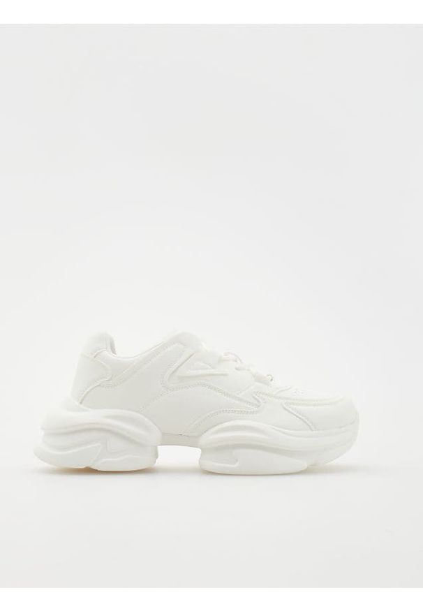 Reserved - Sneakersy na grubej podeszwie - biały. Kolor: biały. Materiał: materiał. Wzór: gładki