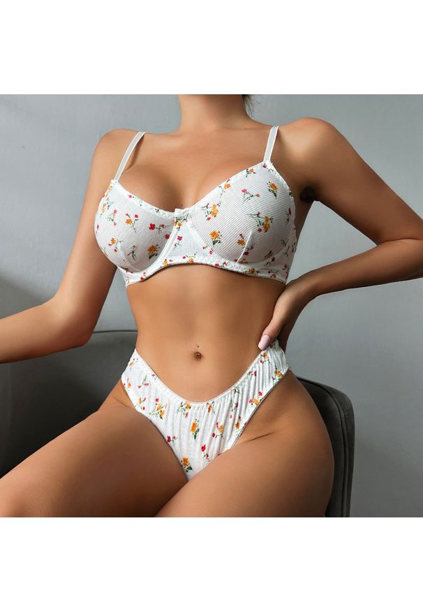 Intica - Komplet bielizny z delikatnym zdobieniem Jocelyne. Kolor: biały. Materiał: materiał. Wzór: aplikacja