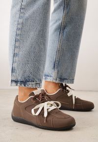 Renee - Brązowe Sneakersy z Podwójnym Sznurowaniem i Geometrycznymi Wstawkami Adrearah. Okazja: na co dzień. Kolor: brązowy. Wzór: geometria #9