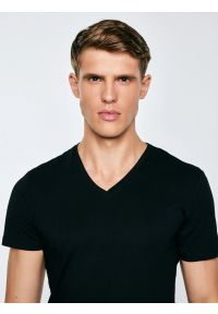 Big-Star - Koszulka męska typu slim czarna Basicov 906. Typ kołnierza: dekolt w kształcie V. Kolor: czarny. Materiał: tkanina. Sezon: lato, zima. Styl: klasyczny