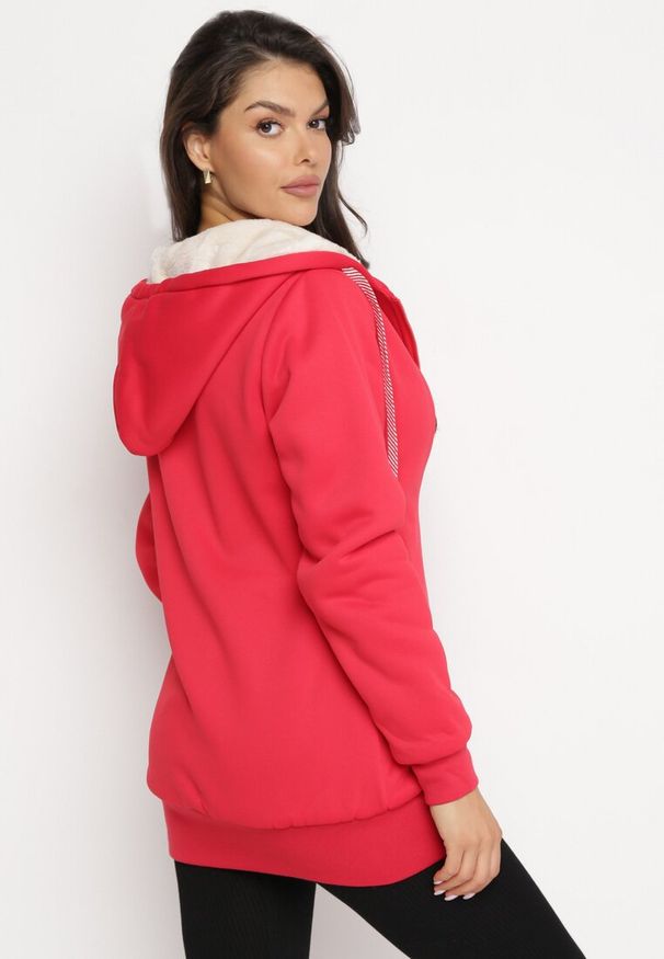 Born2be - Czerwona Bluza Ocieplana Sztucznym Futerkiem z Kapturem i Kieszeniami Violanda. Typ kołnierza: kaptur. Kolor: czerwony. Materiał: futro