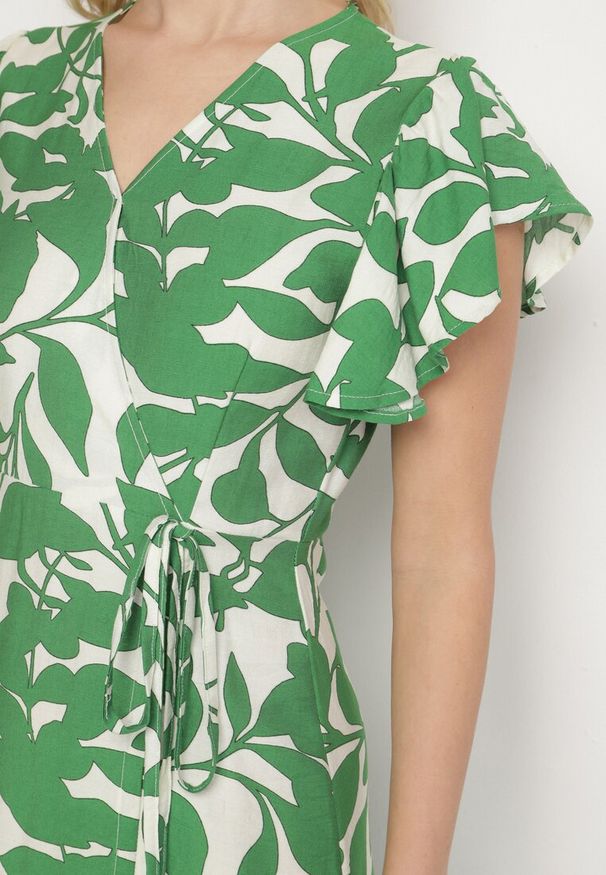 Born2be - Jasnozielona Rozkloszowana Sukienka z Wiązaniem w Roślinny Wzór Janitaie. Okazja: na co dzień. Typ kołnierza: dekolt w serek. Kolor: zielony. Materiał: jeans. Długość rękawa: krótki rękaw. Styl: casual, elegancki, klasyczny
