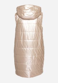 Born2be - Jasnobeżowa Pikowana Długa Kamizelka z Kapturem Ozdobiona Naszywką Mevaya. Okazja: na co dzień. Typ kołnierza: kaptur. Kolor: beżowy. Materiał: jeans. Długość: długie. Wzór: aplikacja. Styl: casual #5