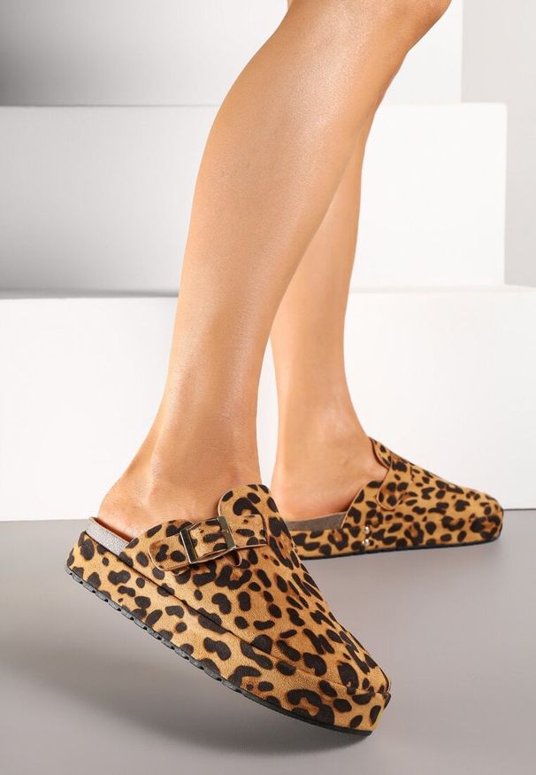 Renee - Panterkowe Klapki na Platformie Chodaki Ozdobione Klamrą Lilenna. Okazja: na co dzień, na spacer. Wzór: aplikacja. Sezon: lato. Obcas: na platformie. Styl: elegancki, casual