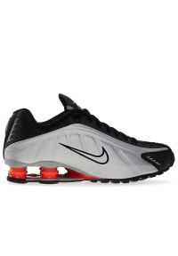 Buty męskie Nike Shox R4 HQ1988-002 - biało-czarne. Kolor: czarny, biały, wielokolorowy. Materiał: guma, syntetyk, materiał. Szerokość cholewki: normalna. Sezon: lato