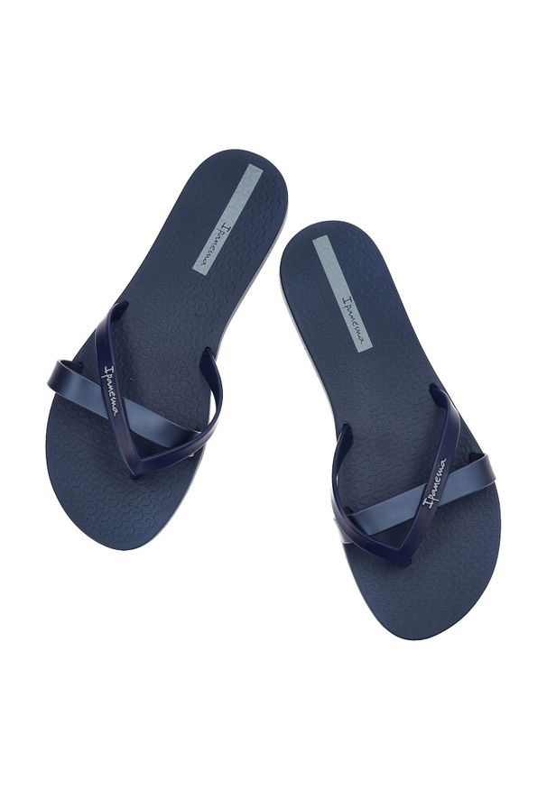 Granatowe Japonki Ipanema Modne Obuwie Damskie. Okazja: na co dzień, na plażę, na spacer. Kolor: niebieski. Materiał: materiał. Wzór: paski. Sezon: lato. Styl: elegancki, casual
