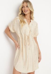 Born2be - Beżowa Pudełkowa Sukienka ze Ściągaczem w Talii Zdobiona Cyrkoniami Pilefia. Typ kołnierza: dekolt w kształcie V. Kolor: beżowy. Długość rękawa: krótki rękaw. Wzór: aplikacja. Styl: elegancki #7