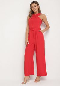 Born2be - Czerwony Taliowany Kombinezon Ozdobiony Paskiem Dollivia. Okazja: na co dzień. Kolor: czerwony. Wzór: aplikacja. Styl: casual, elegancki #1