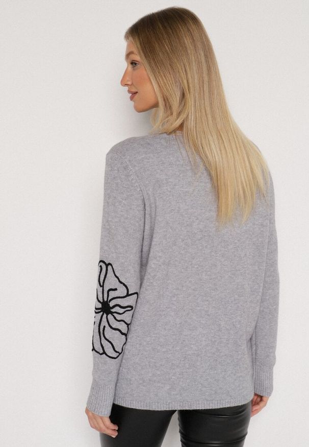 Born2be - Szary Sweter Ozdobiony Haftowanymi Kwiatami Halatusea. Okazja: na co dzień. Kolor: szary. Materiał: jeans. Wzór: kwiaty, haft, aplikacja. Styl: casual, klasyczny